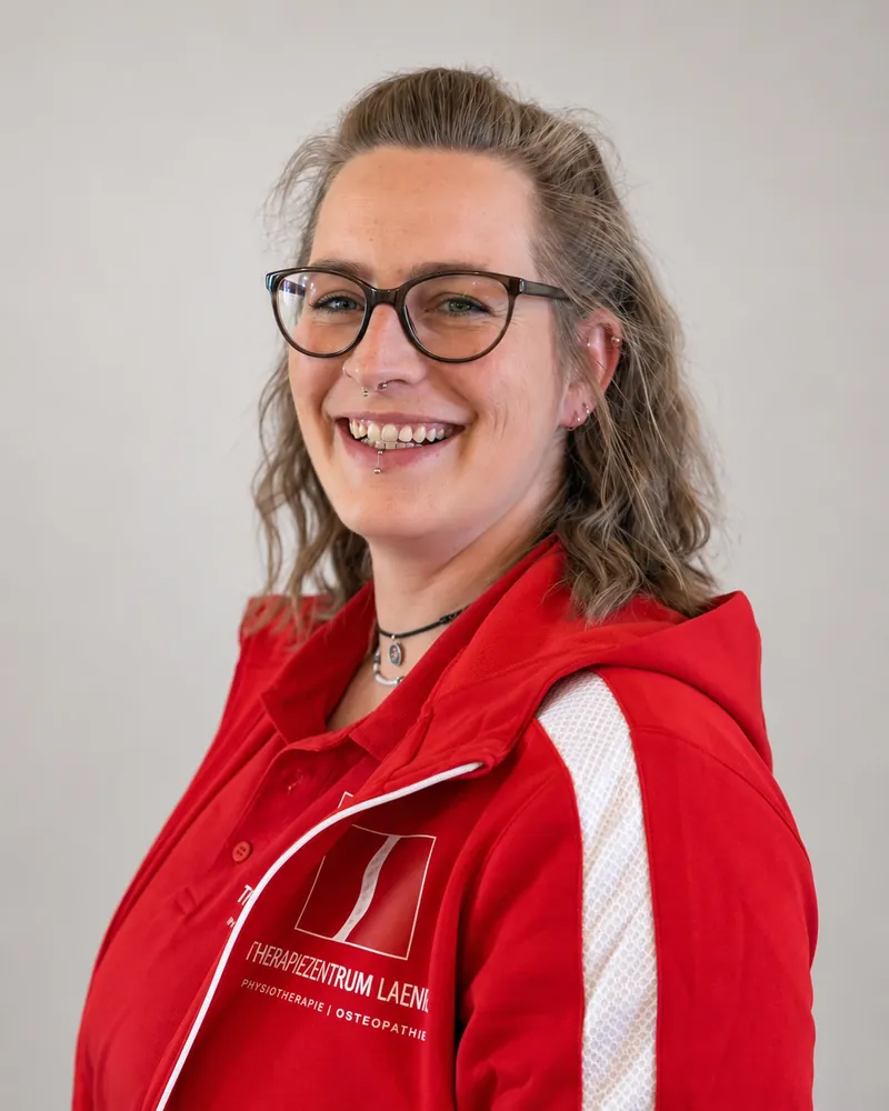 Porträt von Dorina Meiranke in roter Praxisjacke