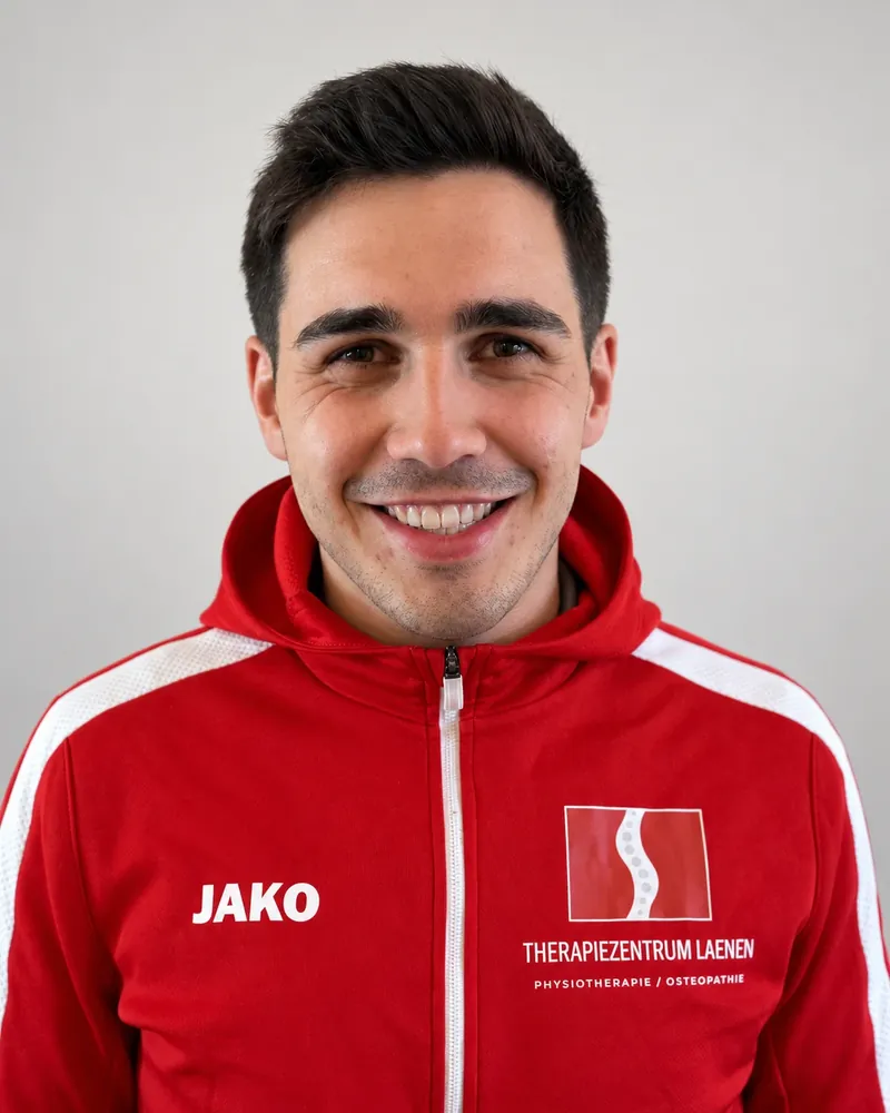Porträt von Mika Laenen in roter Praxisjacke